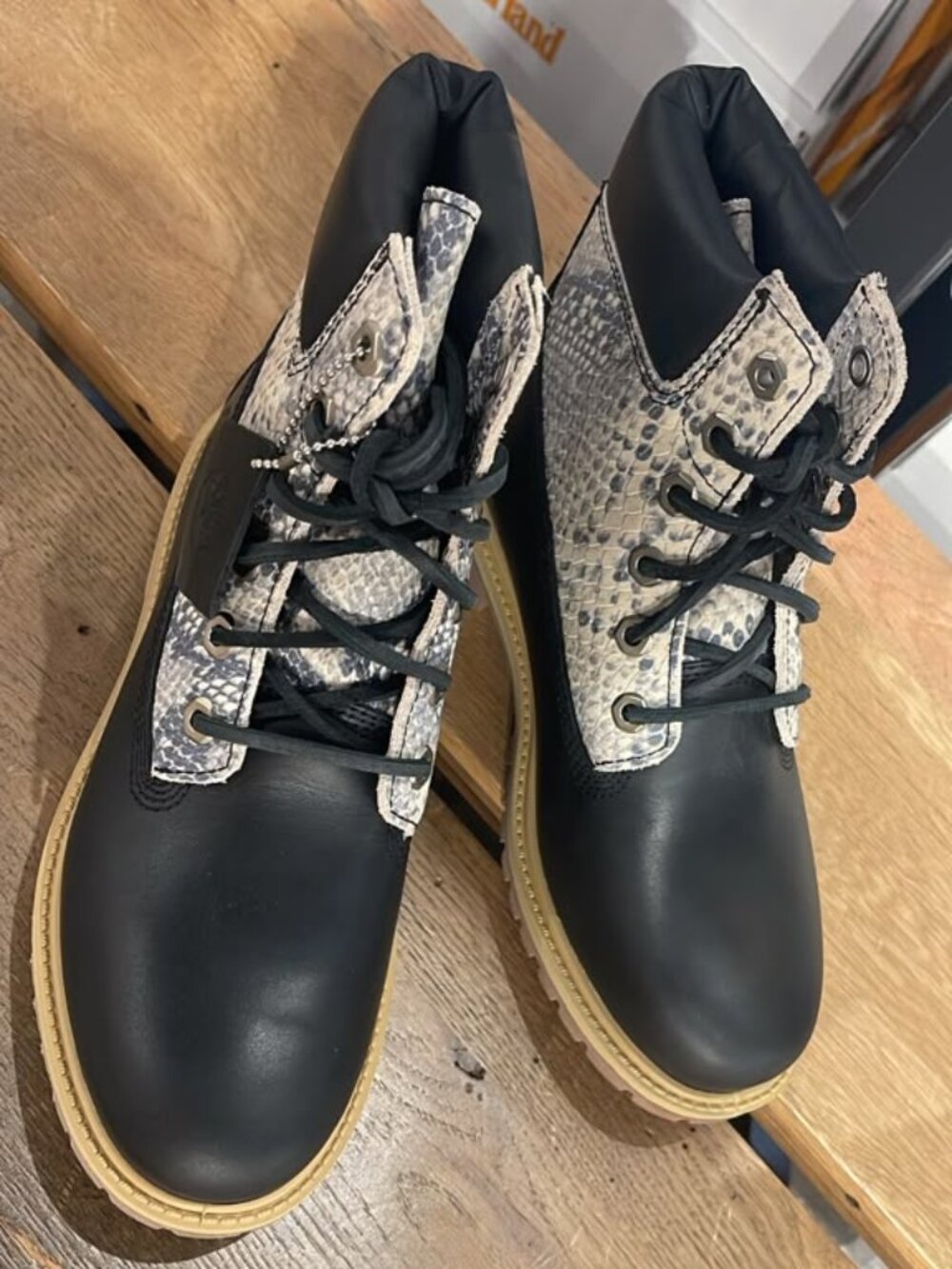 TIMBERLAND WOMEN'S PREMIUM 6 IN LACE WATERPROOF BOOT SNAKE PRINT SUEDE A5M5N-AFT